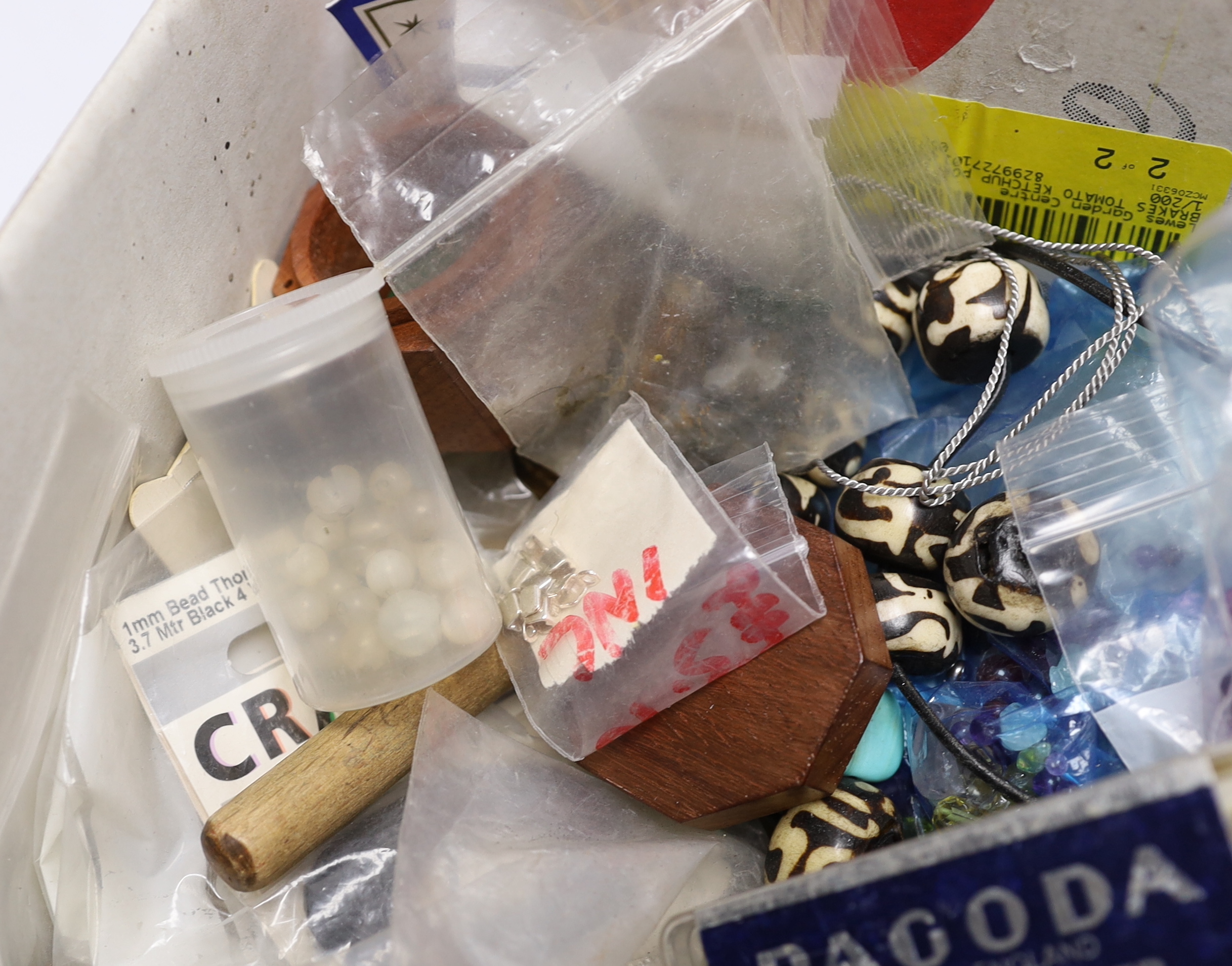 A quantity of assorted jewellery related items including loose beads, bolt rings, thread, copper wire, agate stones, etc.